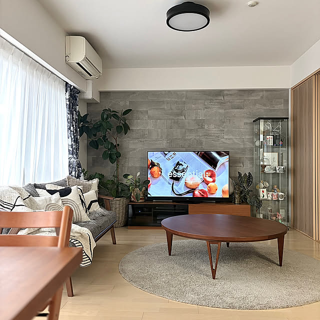 Lounge,円形ラグ,円形こたつ,エジソンスマートデュアルシーリングライト,FK-1,ACTUS こたつ,春の模様替え,ACTUS,マンションインテリア,植物のある暮らし,マンション暮らし,エコカラット,LIXIL,ラフセメント,山口一郎さん,マリメッコ,グリーンのある暮らし manchanの部屋