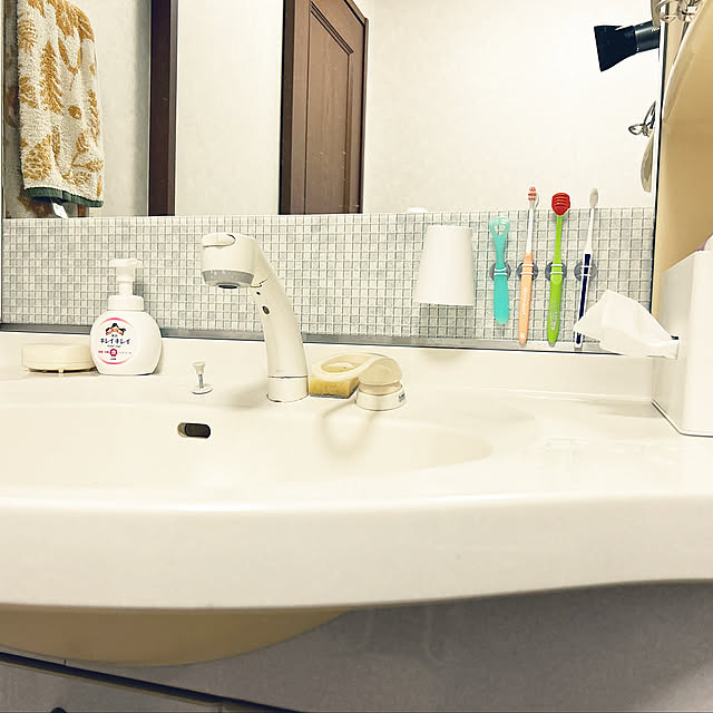 Bathroom,洗面所 収納,ホワイト,水切れ,スッキリ,フック収納,マグネット収納,リメイクシート タイル,リメイクシート,浮かせる収納,かけられる洗面コップ,歯ブラシホルダー/セリア,セリアコップ,セリア,中古住宅 GREGORY1の部屋