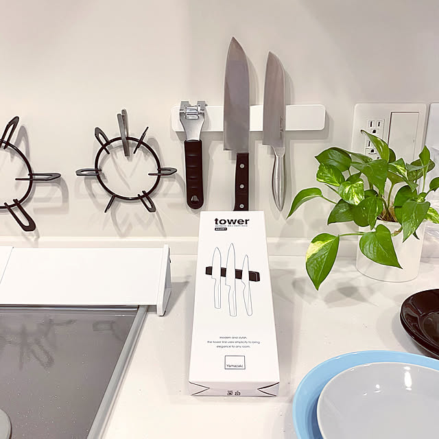 五徳は使う時だけ,排気口カバー,コンロカバー,包丁ホルダー,マグネットバー,マグネット収納,包丁収納,tower,すっきり暮らす,シンプルインテリア,マンション暮らし,家族で暮らす,RoomClipショッピング,ウェルカムクーポンキャンペーン,吊り下げ収納,On Walls,山崎実業,キッチンカウンター,キッチン収納 rocoの部屋