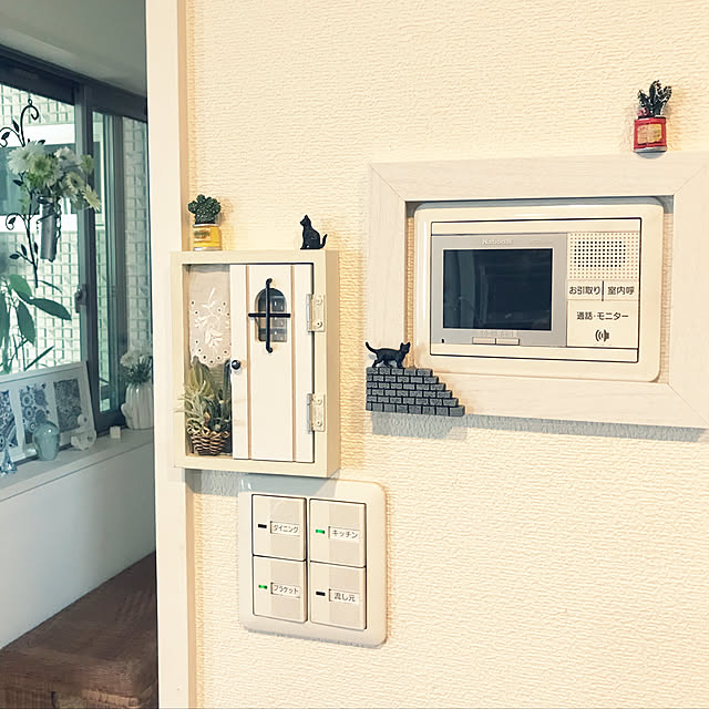 On Walls,黒猫ちゃん♡,フォトフレームリメイク,RoomClipドラマ化,スイッチカバー,セリア購入品,ミニドア,プチプラインテリア,小さいもの好き♡,インターフォン周り m.h.mammyの部屋