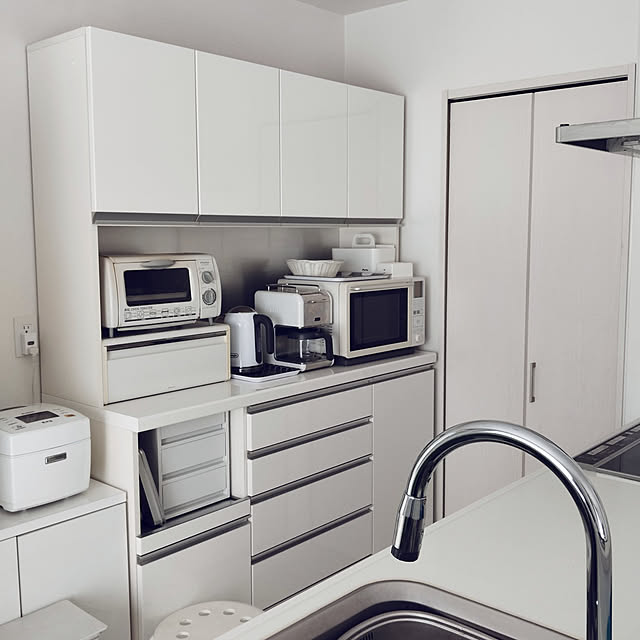 Kitchen,新生活,イベント参加,節約,待機電力,ホワイトインテリア,シンプルインテリア,モノトーンインテリア,白黒グレー,デロンギ,デロンギコーヒーメーカー,デロンギ電気ケトル,無印良品,電子レンジ,IKEA,ブラバンシアブレッドビン,パントリー,パモウナ 食器棚,シンプルな暮らし,すっきり暮らす,パモウナ,食器棚,De'Longhi,デロンギKMIX,コーヒーメーカー,PORTA,キッチン家電,ポリプロピレン収納 SSSSSの部屋