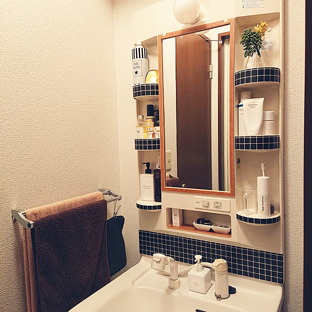 Bathroom,1K,賃貸,一人暮らし,6畳,7畳,シャンプードレッサー,洗面台リメイク,モノトーン×ウッド,ダイソー,ダイソーリメイクシート,賃貸でも楽しく♪,洗面所,洗面台 saya-nagaの部屋