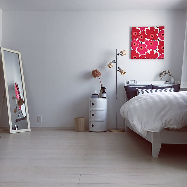 Bedroom,ファブリックパネル,ウニッコ,姿見,コンポニビリ,照明スタンド,COLONY2139,モノトーン,花器,賃貸,白,一人暮らし,北欧,1LDK,マリメッコ,IKEA,クッションカバー,ニトリ waraの部屋