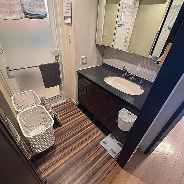Bathroom,洗面所兼脱衣所,脱衣所,洗面所,高コスパアイテム,セリア,冬,セリアのリメイクシート,リメイクシート,セリアのタイルシール,タイルシール,100均リメイク,100均,自分の機嫌をとりながら暮らす,お気遣いなく❤︎,コメントスルーでよかです,チョコザップで貰った体重計が良き,マンション,リメイク koshiregutyoの部屋