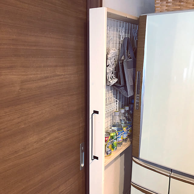 セリアアイアンバー,わたしのDIY&リメイクアイデア,棚DIY,ダンボールストッカー,紙ゴミストッカー,冷蔵庫横,隙間収納DIY,冷蔵庫横収納,SPF 1×4材,隙間収納棚,紙ゴミ入れ,隙間収納ラック,ペットボトル収納,冷蔵庫横収納DIY,隙間収納,飲料ストック,ワイヤーネット,Kitchen ayayayayaの部屋