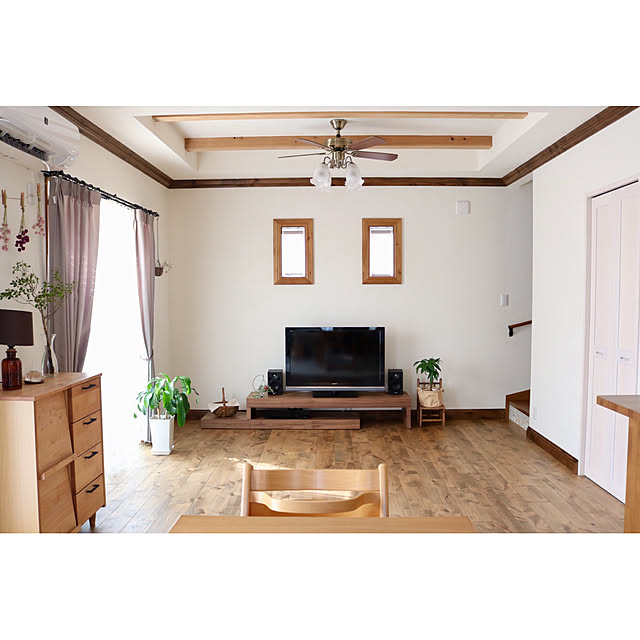 Lounge,ドウダンツツジ,ウォールナット,ナチュラルインテリア,無垢の床,シンプルに暮らす,テレビボード,折りあげ天井,シーリングファン,丁寧に暮らしたい,漆喰壁,スッキリ,植物のある暮らし,こどもと暮らす。,ナチュラル,リビング階段 miomioの部屋