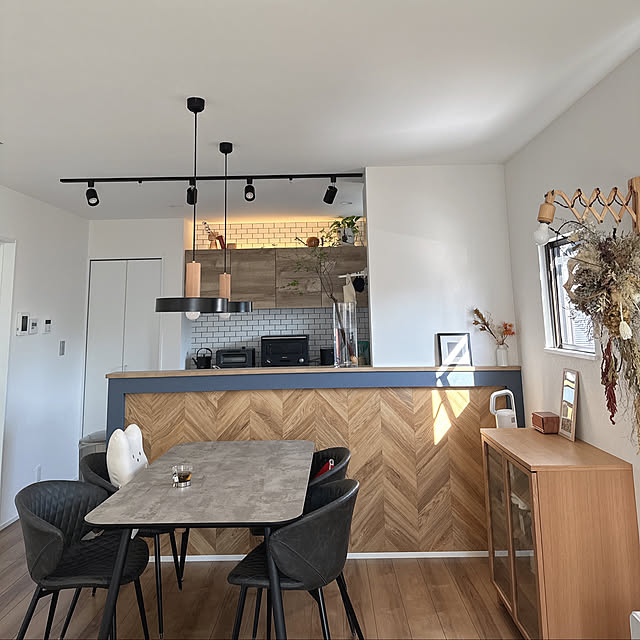 Lounge,無印良品,インダストリアル,カフェ風インテリア,カフェ風,注文住宅,ブラケットライト,ドウダンツツジ,植物のある暮らし,モダン,ダクトレール,モルタルテーブル se_na.roomの部屋