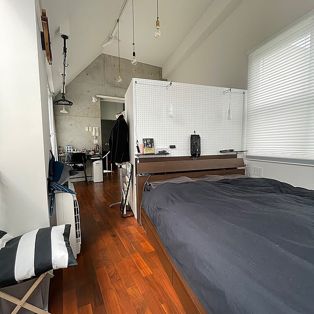 間接照明,中古住宅,コーポラティブハウス,IKEA,DIY,裸電球,有孔ボード,パンチングボード,Bedroom showheyheyの部屋