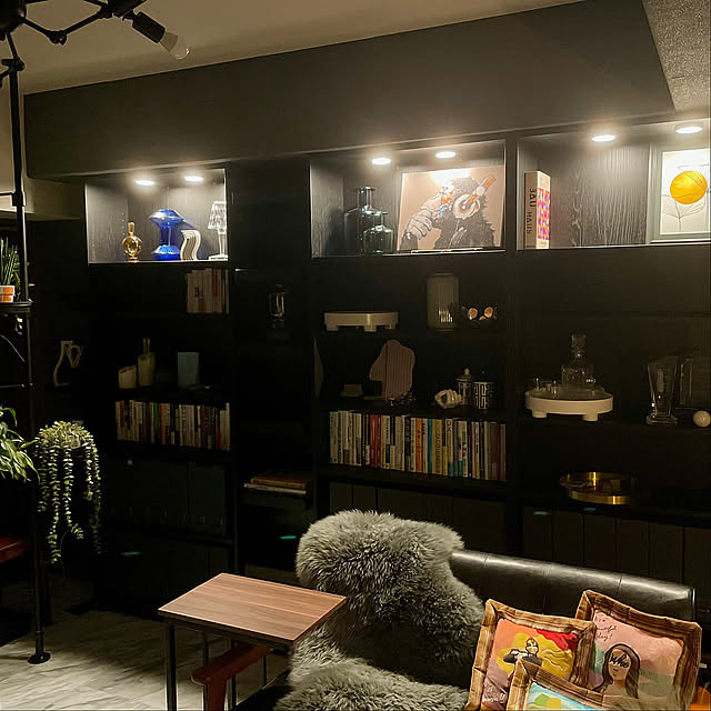 My Shelf,ホテルライク,海外インテリアに憧れる,ブラックインテリア,BLACKインテリア,海外インテリア好き,ホテルライクに憧れる,black interior,IKEA,ディスプレイ棚,アートのある暮らし,照明を楽しむ,アートをインテリアに取り入れたい oliverの部屋