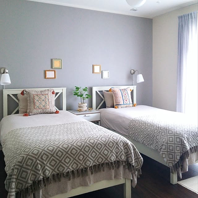 Bedroom,寝室,シングルベッド,ツインベッドルーム,白いベッド,ベッドメイキング,グレーの壁紙,寝室インテリア,8畳,8畳寝室,寝室8畳,グレーインテリア boiboiの部屋