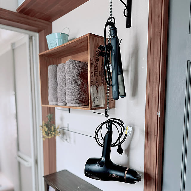 Bathroom,デッドスペース活用,引っ掛け収納,チェーン,ヘアアイロン収納,ドライヤー収納,新生活,洗濯機まわりの収納,自然を感じる暮らし,狭小洗面所兼脱衣所,古道具,ナチュラルインテリア,ナチュラルカラー,グリーンのある暮らし,イベント参加します,自然素材が好き 67の部屋