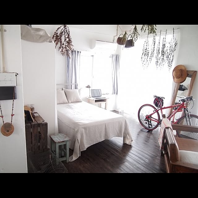 Bedroom,ナチュラル,アンティーク,ハンドメイド,手作り,ビンテージ,賃貸,ドライ,自転車,麻のシーツ,天井ぶち抜き,木箱,かご nayaの部屋