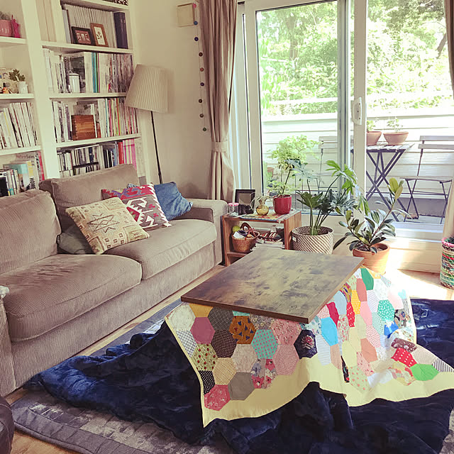 Lounge,パッチワークキルトハンドメイド,パッチワークキルト,IKEA,ニトリ2018こたつモニター,グリーンのある暮らし,モニター当選ありがとうございます,植物のある暮らし,キリム,ニトリ,観葉植物,ソファ,古いものが好き♡,作り付け本棚,モニター当選,こたつ初体験,こたつ,ごちゃごちゃ,NO GREEN NO LIFE junの部屋