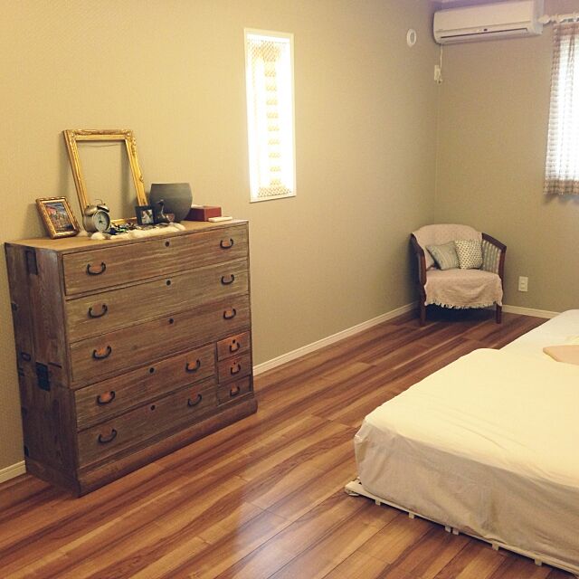 Bedroom,椅子,寝室,壁紙 サンゲツ,桐箪笥,額縁ディスプレイ dekalbの部屋