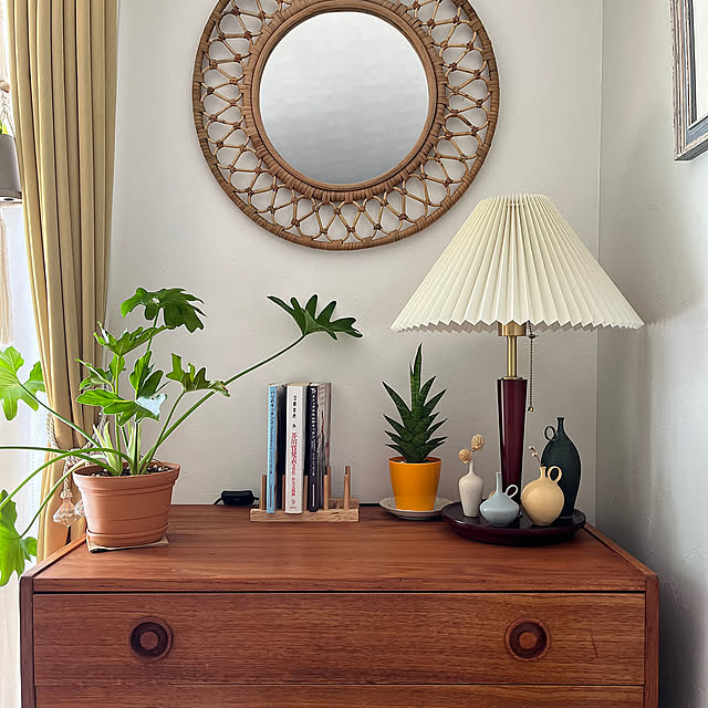 My Shelf,和田麻美子さんの花器,間接照明のある暮らし,テーブルライト,IKEA ミラー,ダイソー　お皿立て,ディッシュスタンド,癒し,北欧,北欧雑貨,セローム,観葉植物のある暮らし,ブックスタンド,本立て siosai10の部屋
