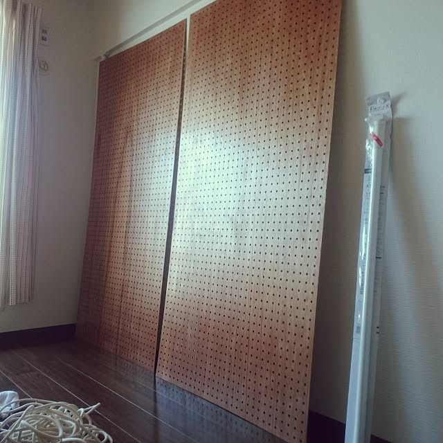 On Walls,有孔ボード,突っ張り棒,ロープ,ニス塗り,yes DIY keiichiの部屋