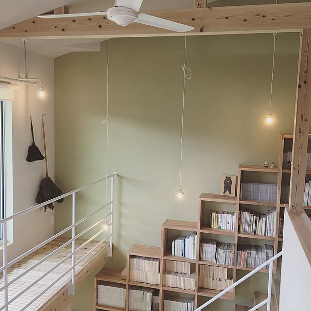 On Walls,梁のある吹抜け,梁のある家,シーリングファン,絵本と暮らす,こどもと暮らす,絵本収納,絵本棚,本棚,造作家具,造作棚,アイアン手摺,鉄骨階段,吹き抜け階段,吹き抜けのある家,吹抜け,アクセントウォール,そうじ用具,掃除道具,はたき,レデッカー,REDECKER,新築一軒家,注文住宅,自然素材の家,珪藻土壁,ナチュラル,シンプルナチュラル,シンプル,ホワイトナチュラル,シンプルな暮らし,シンプルにすっきりと暮らす,シンプルライフ,白が好き,ホワイトシンプル連合会,リメイクランプ,アンティーク,トモタケ,自然素材,アクセントクロス グリーン,アクセントカラー,アクセントクロス kanata_の部屋