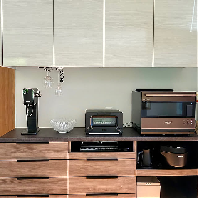 Kitchen,時短家電,カップボード,壁面収納,パモウナ 食器棚,5ccカップ,水入れの置き場所,バルミューダケトル,バルミューダ トースター,ヘルシオウォーターオーブン,ヘルシオホットクック,省エネ,キッチン収納,キッチン家電,キッチン背面,ワイングラスホルダー,ふたり暮らし,高台,山の上の家,山の中,夫婦二人暮らし,ソーダストリーム N.の部屋
