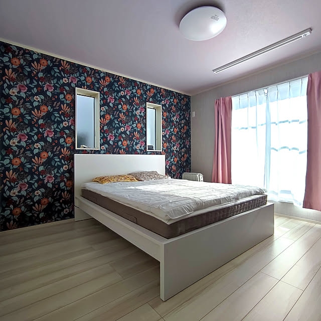 Bedroom,サンゲツクロス,白いベッド,IKEAベッド,IKEA,HAMARVIK,RE51421,寝室,RE51006,ベッドルーム,デロンギ,サンゲツ,MALM,室内干し,ホスクリーン,ホスクリーン昇降式 (操作棒タイプ) Chansawaの部屋