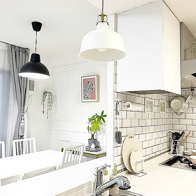 On Walls,海外風インテリア,ペンダントライト,キッチン,IKEA,ダイニング,ダイニングテーブル,ホワイトインテリア,マンションインテリア,IKEA 照明,ダイニング照明,ブラックインテリア,モノトーンインテリア,グレーインテリア,プチプラアイテム,モールディング DIY,インテリア雑貨,DIY hoshiemi.roomの部屋