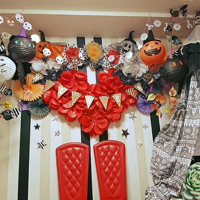 On Walls,ハロウィン,Daiso,NEW,子どもがいる家,お洒落,キッズルーム,こどもと暮らす,100均アイテム,ウォールデコ,ハロウィーン,HALLOWEEN,イベント参加中,イベント飾り付け,Birthday,お家パーティー,セリア,ハートモチーフ,ペーパーポンポン,手作りパーティー,ペーパーファン,ラッピングペーパー,ガーランド,ドクロ,しまむらマルチカバー,マスキングテープ,マスキングでストライプ,提灯,mt CASA,手作り天蓋 APPLAUSE.Kの部屋