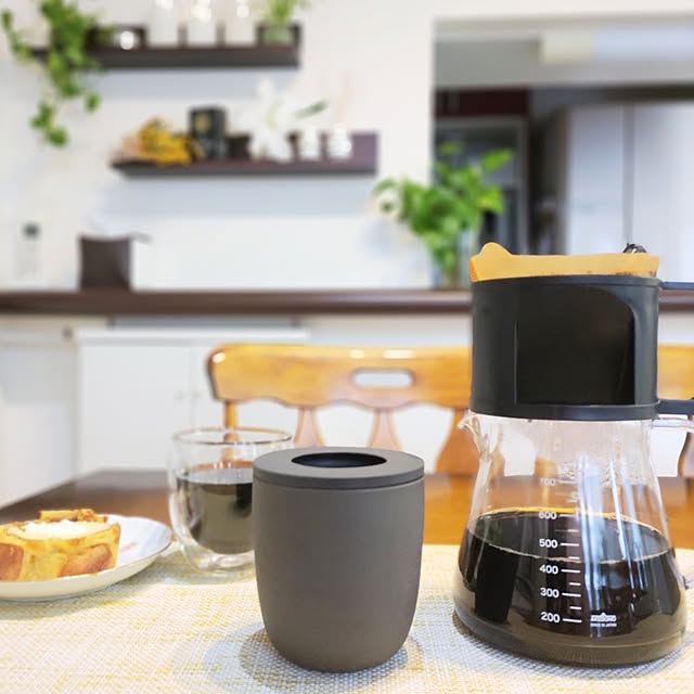 Kitchen,コーヒーのある暮らし,マンション暮らし,観葉植物のある暮らし,2枚投稿,コーヒーサーバー,コーヒードリッパー,コーヒーフィルター,マーナ,コーヒーかす消臭ポット,ボダムダブルウォールグラス,飾り棚,ミモザドライ,消臭剤,陶磁器,シンプル,再利用,ニトリ ランチョンマット,コーヒー,エコ,MARNA love1017の部屋