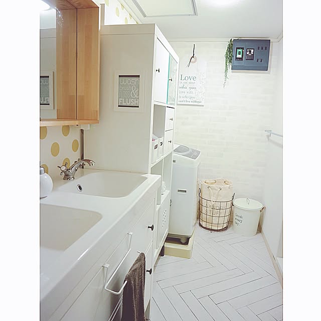 Bathroom,サニタリー改造完結✨,カラックス,AwesomeStore,KALLAX,ステンシル,バケツ,洗濯かご ニトリ,洗濯かご,ニトリ,フロアタイル,ドット好き,ツインボウル,DIY,壁紙DIY,壁紙貼りました♡,ドット壁紙,セリア,古い洗面台をどうにかする計画実行中,ヘリンボーン,ドット柄,白レンガ壁紙,海外インテリアに憧れる,ドット,IKEA,サニタリー改造,ヘリンボーンの床,大家族,アクセントクロス,ヘリンボーンDIY,アートポスター smileyの部屋