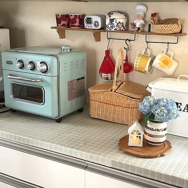 セリア,100均,S字フック,ブレット缶,キャンドルホルダー,リメイク,タイルシート,ディスプレイ,ケーラー オマジオ,夏,セリアさんの棚,セリアさんのアイアンバー付き木製ラック,プチプラインテリア,マグカップ,花,グリーン,庭,オブジェ,花瓶,癒し,フラワーベース,キッチン雑貨,紫陽花,ディスプレイコーナー,いいね&フォローありがとうございます♡,RoomClipショッピング,バスケット,Kitchen taeの部屋