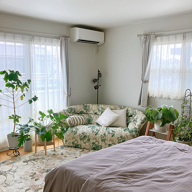 Bedroom,コーヒーの木,カラテアオルビフォリア,ニトリ遮光カーテン,テンピュール,観葉植物のある暮らし,観葉植物,アルテシマ,インプラス内窓,セローム Tupemamaの部屋