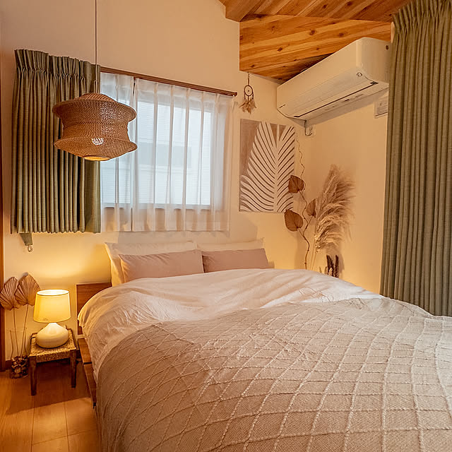 Bedroom,充電式ライト,ペンダントライト,さぬさんのIKEA♡YouTube,ベッドルーム,モンステラ成長中,パキラ成長中,IKEA 照明,ZARA HOME,無印良品,コウモリラン,ドライフラワー,ベッド周り,パンパスグラス,ベージュ×ホワイト,パームスペード,cura resort interior,観葉植物のある部屋,飾り棚ディスプレイ,観葉植物インテリア,飾り棚,シーリングファン,モンステラ,ローベッド,充電式電球,IKEA SABOTENの部屋