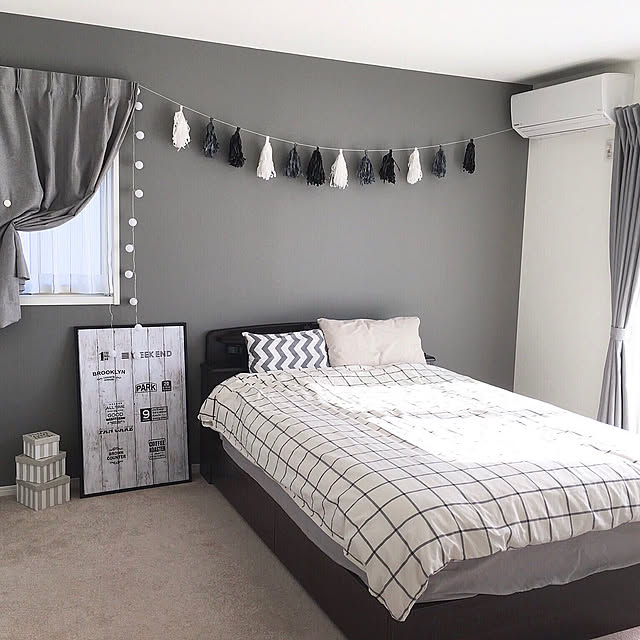 Bedroom,掃除を楽にする工夫,掃除を楽に,暮らしを整える.。.:* ❁,スッキリ化計画,くつろぎの場所,落ち着く空間,グレージュの床,グレージュ,タイルカーペット,アクセントクロス,寝室インテリア,モノトーンインテリア,モノトーン雑貨,モノトーン好き,モノトーン,グレー雑貨,グレー好き,グレー,お気に入りカラー,グレーインテリア yocchanの部屋