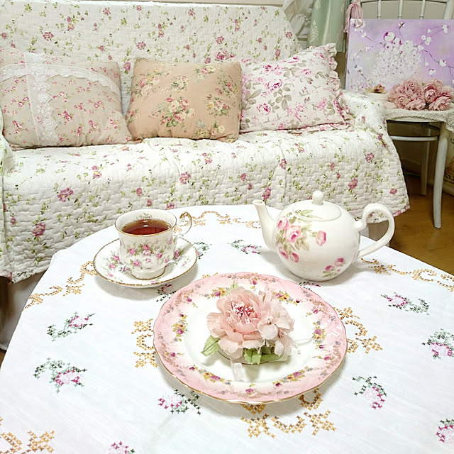 Lounge,ロマンティックシャビー,ロマンチックカントリー,ティータイム,花柄が好き,小花柄,ファブリック,クッションカバー,カントリー,アンティーク,イギリスアンティークのお皿,花柄,アンティークのある暮らし,ティーポット,tea,tea time,ロマンティック,エレガント,フレンチカントリー,クッション chururiの部屋