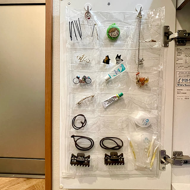 扉も有効活用,洗面台下収納,上手に収納,フックで吊るす収納,ダイソー購入品,マンスリー小物入れ,身支度収納,ものに住所を,倉庫で暮らす,倉庫に暮らす,小物収納,倉庫の中に家を建てる,倉庫,倉庫の一角を住居にする,Bathroom SIELUの部屋