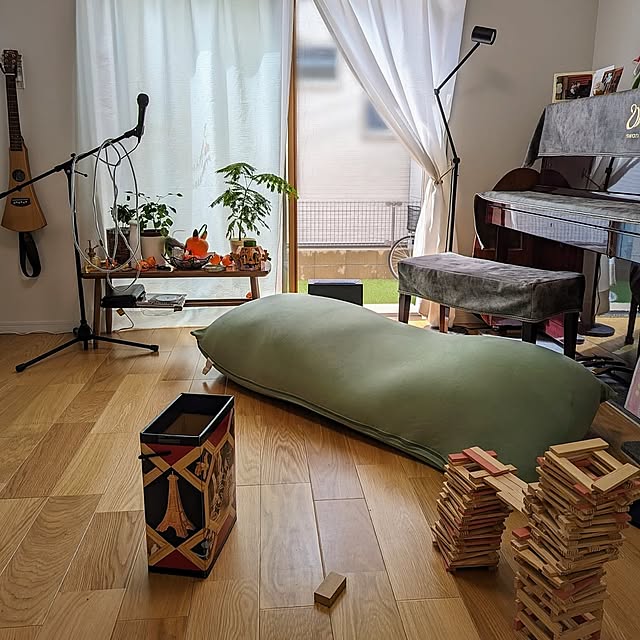 Lounge,インテリア,ヨギボーマックス,ヨギボー,ピスタチオグリーン,カプラ,いいねありがとうございます!,ビーズクッション,ビーズ補充,ふかふか,子どもと暮らす,猫と暮らす,ピアノ,楽器のある暮らし,ソファなしリビング,フロアランプ,フロアライト,レースカーテン,レースカーテンだけ tomatopapaの部屋