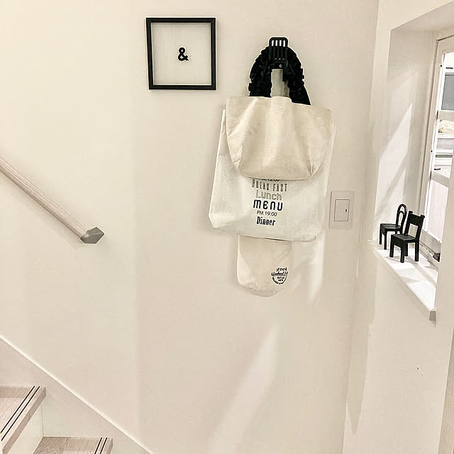 室内窓,引き戸で目隠し,リビング階段,コート掛け,イス型フック,IKEA フィアンティグ フック,3COINS,100均,モノトーン,エコバッグ,On Walls mariiiiの部屋