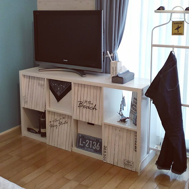 Bedroom,テレビボード,壁紙屋本舗,アクセントクロス,木目調,板壁風,DIY,西海岸風,カラックス,KALLAX,扉DIY,すのこリメイク,寝室 irieriの部屋