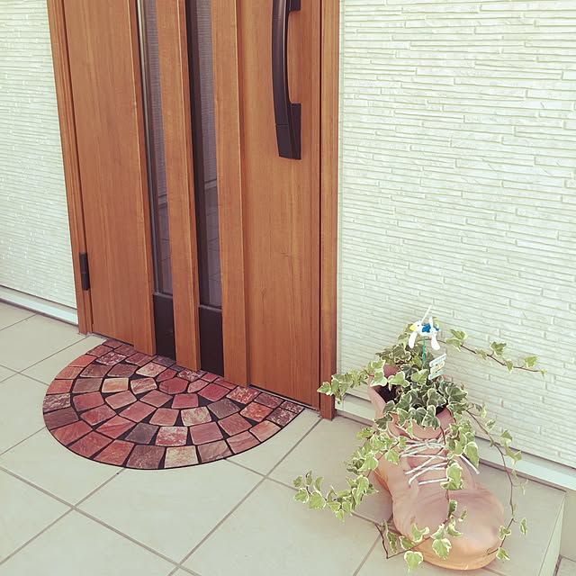 Entrance,玄関ポーチ,玄関ドア,玄関,玄関マット,テラコッタ,靴型,アイビー,鉢植え,ニトリ minの部屋
