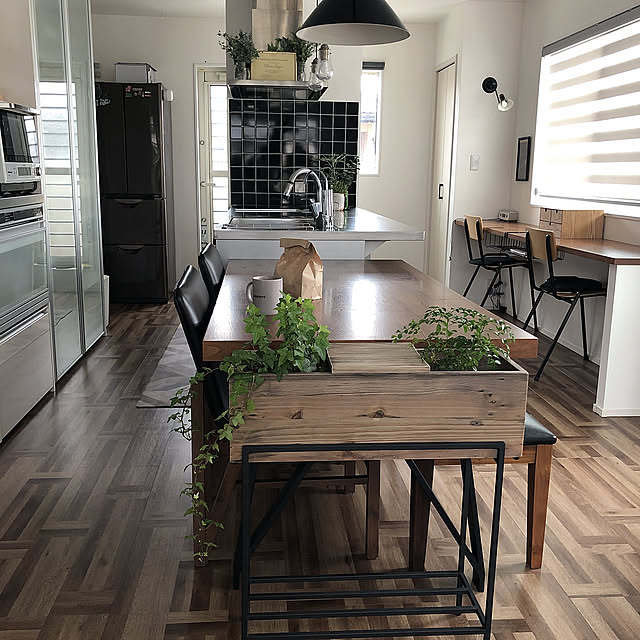 観葉植物,カフェコーナー,照明,LIXIL,2階リビング,ペンダントライト,ダイニングテーブル,キッチン 16mixの部屋