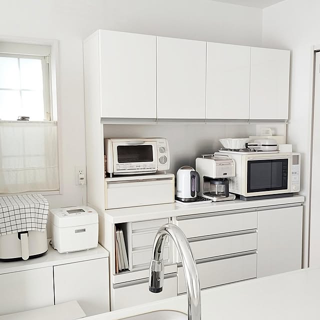 Kitchen,食器棚,シンプル,ホワイトインテリア,冬,ホワイト,キッチン収納,パモウナ,キッチン家電,キッチン背面,物を置かない,シンプル家電,シンプルキッチン,ホワイトキッチン,シンプルインテリア,何も置かない,Toffy,ホットサンドメーカー,ホワイト家電,掃除しやすく,すっきり暮らす,シンプルな暮らし,キッチンの工夫,何も置きたくない,パモウナ食器棚,Toffyホットサンドメーカー,作業効率,物を出さない,無印良品 SSSSSの部屋