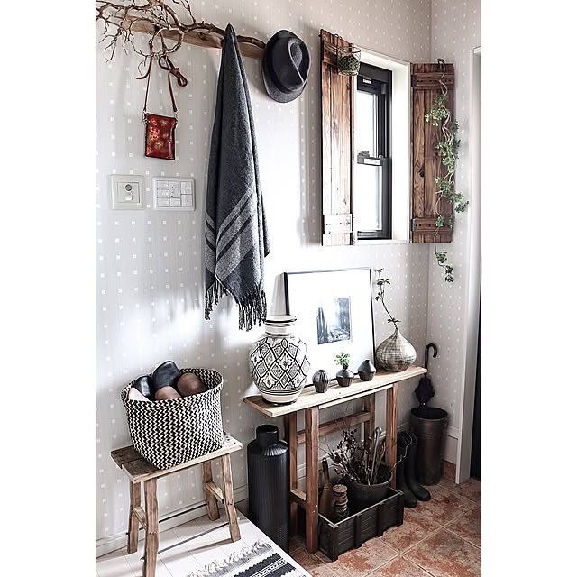 Entrance,DIY窓扉,DIYコンソール,DIYスツール,古材,Rustic,セルフリノベーション,アメブロやってます♡,インスタやってます♡,IKEA,DIY家具,DIY,壺,花瓶,モロッカン,男前 yupinokoの部屋