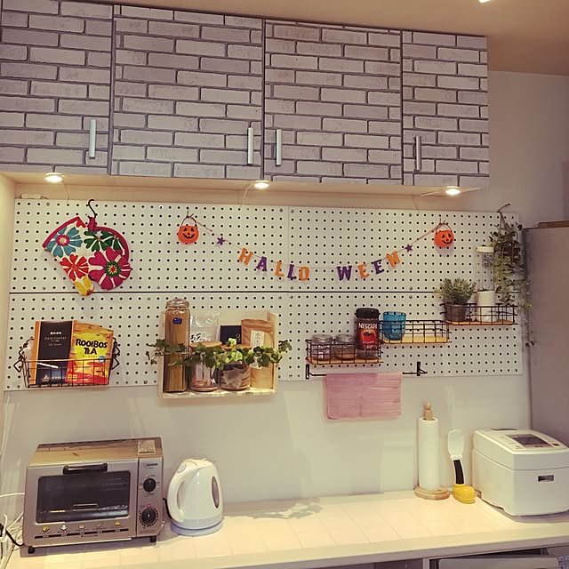 Kitchen,リメイクシート,有孔ボード DIY,キッチンDIY,ハロウィン,3COINS,DIY,有孔ボード,セリア,カインズホーム,100均,フェイクグリーン,北欧,カフェ風,照明,IKEA,ホームズ daikiの部屋