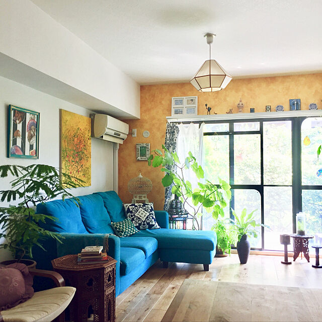 Lounge,観葉植物のある部屋,イエローの壁,ブルー×イエロー,ブルーのソファ,庭とリビングを繋げる,絵を飾る,モロッコランプ,ミックスインテリア,ボヘミアン,アクセントクロス,アートのある部屋,とりかご,庭と緑を楽しむ家,Boho Style kfの部屋