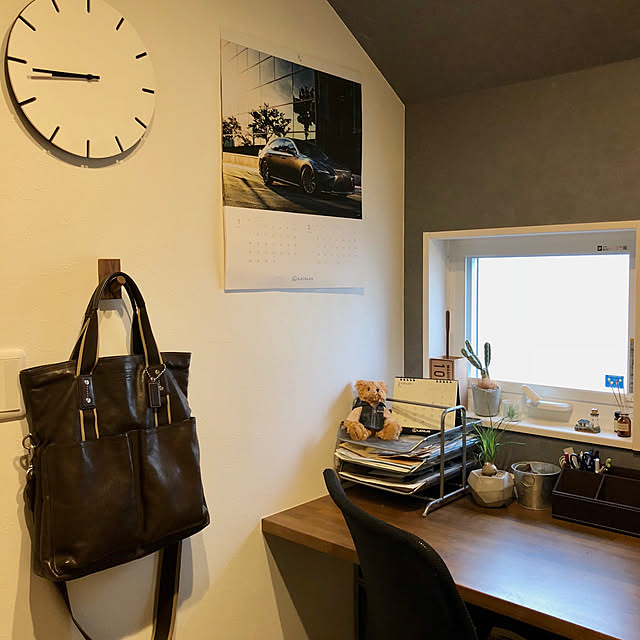 My Desk,夫の部屋,サンゲツ,アクセントクロス,書類トレー,フック,無印良品 壁に付けられる家具,バッグ,車大好き,カレンダー,いなざうるす屋さん,フェイクグリーン,観葉植物,造作デスク,書斎,トックリラン,IKEA,バッグ・上着 置き場 comoの部屋