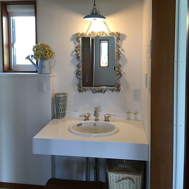 ブルーグレー,リクシルの洗面台,洗面所,ビーズの鏡 k.a.zの部屋