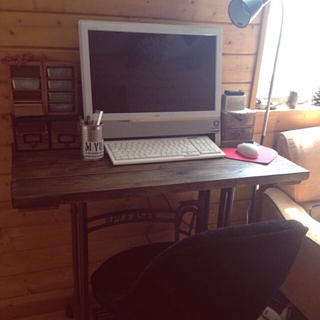 My Desk,セリア,パソコンデスクDIY,ミシン台 DIY,おばあちゃんから貰いました,IKEAのライト,イームズチェアー,ダイソー ボックス miiの部屋