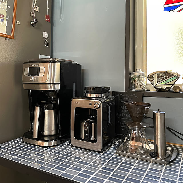 Kitchen,ブルーグレーの壁,ミル付きコーヒーメーカー,コーヒーメーカー,モザイクタイル DIY,モザイクタイル,タイルキッチン,コーヒーミル,コーヒーサーバー&ドリッパー,クイジナート,クイジナートコーヒーメーカー,シロカの全自動コーヒーメーカー,キッチン家電,キッチンカウンター,キッチン,コーヒーのある暮らし 328の部屋