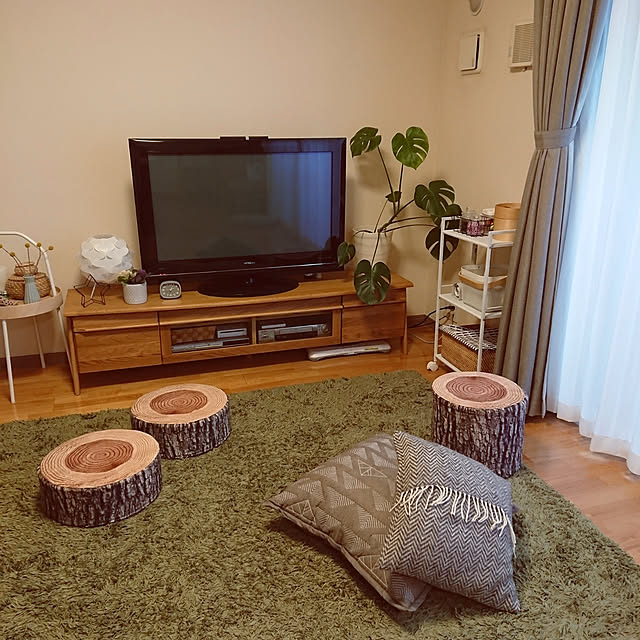 Lounge,すっきり暮らしたい,ミニマリストに憧れて,マンション暮らし,築11年,ダイソー,葉ボタン,IKEA,シンプル,テレビボード,無印良品,クッション,ニトリのジャンボクッション,モンステラ,無印良品週間で買ったもの,マンションインテリア,冬仕様 yurii07269860kiの部屋