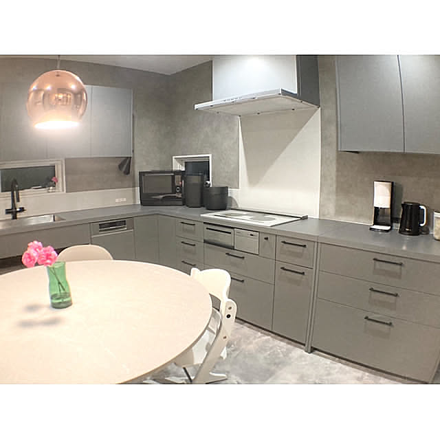 Kitchen,グラフテクト,平屋,オール電化,花のある暮らし,長期優良住宅,グレーのクロス,コの字の家,子どものいる暮らし,ねこのいる暮らし,高気密高断熱住宅,ZEH住宅,L字キッチン,壁付けキッチン ma.kiの部屋