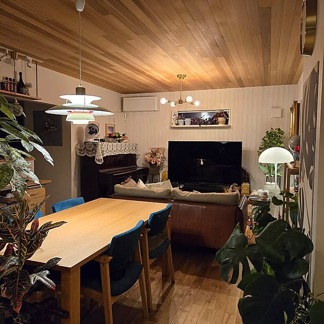 Lounge,リビング,何時も見に来て頂きありがとう,羽目板,羽目板天井,羽目板張りの壁,オーク無垢床,オーク材テーブル nonbiri_house_の部屋