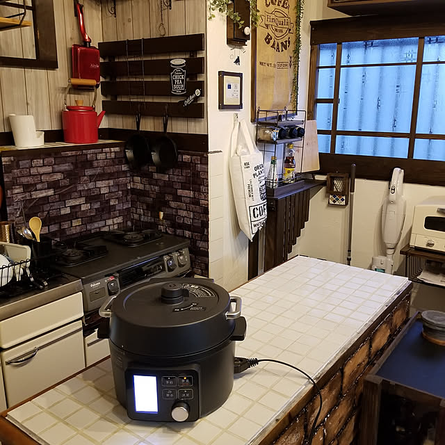 Kitchen,イタズラ防止,お金をかけずに楽しむインテリア,ど素人リフォーム,端材 DIY,壁面棚DIY,コーナンの常連,中古物件リノベーション,ねこのいる生活,木工,いたずら猫との暮らし,すのこリメイク,百均大好き♡,ペンキ塗りました,漆喰壁DIY,コード隠し DIY,再利用できるものは使う,食器棚リメイク,タイルカウンターDIY,窓枠風DIY,電気圧力鍋,アイリスオーヤマ,見せられないなら隠してしまえ,コンセントカバーDIY HANIWaの部屋